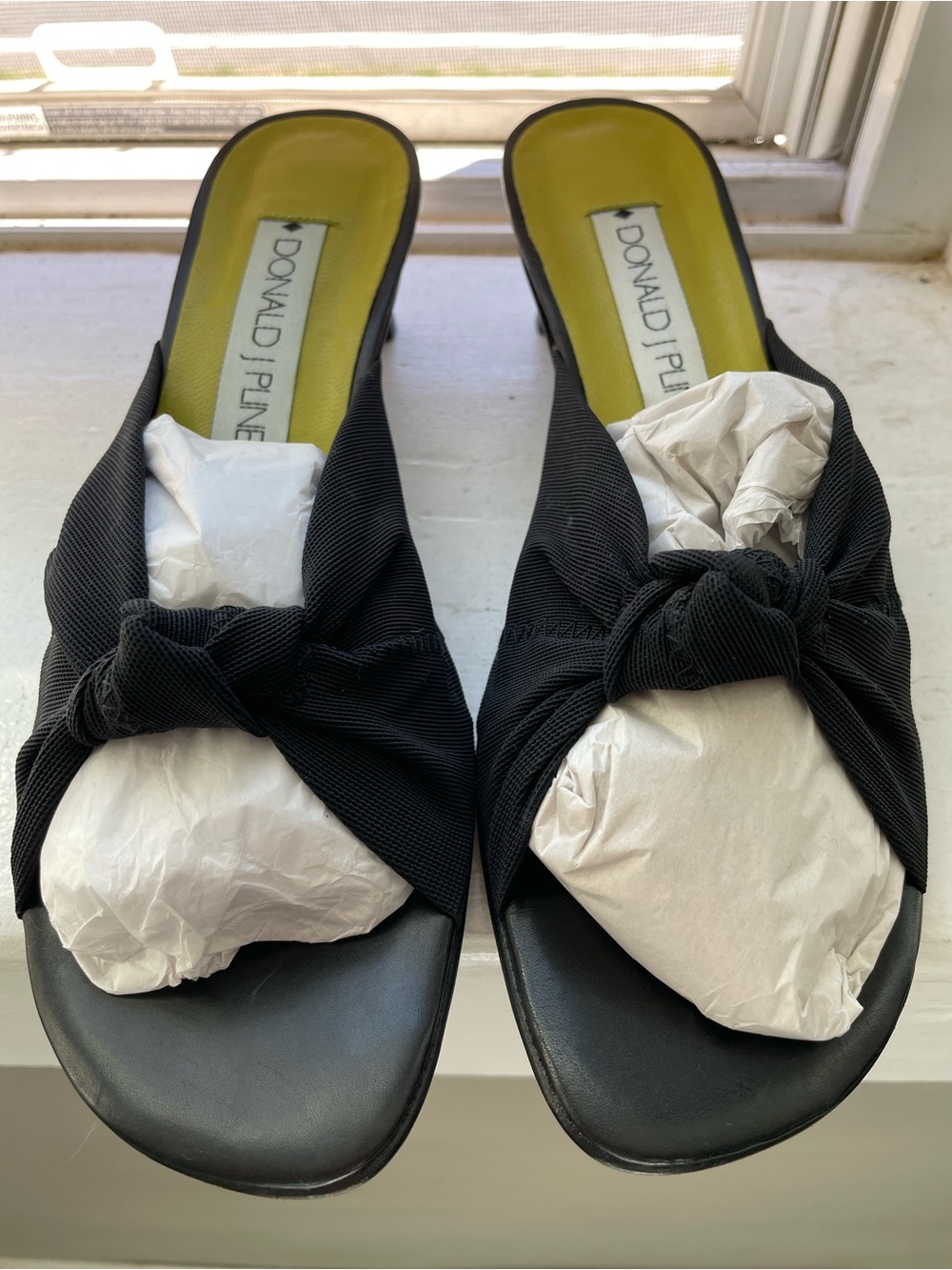 Donald J Pliner Classic Black Knot Slide Kitten Heels Women's 7 1/2 Spain - Picture 2 of 3
